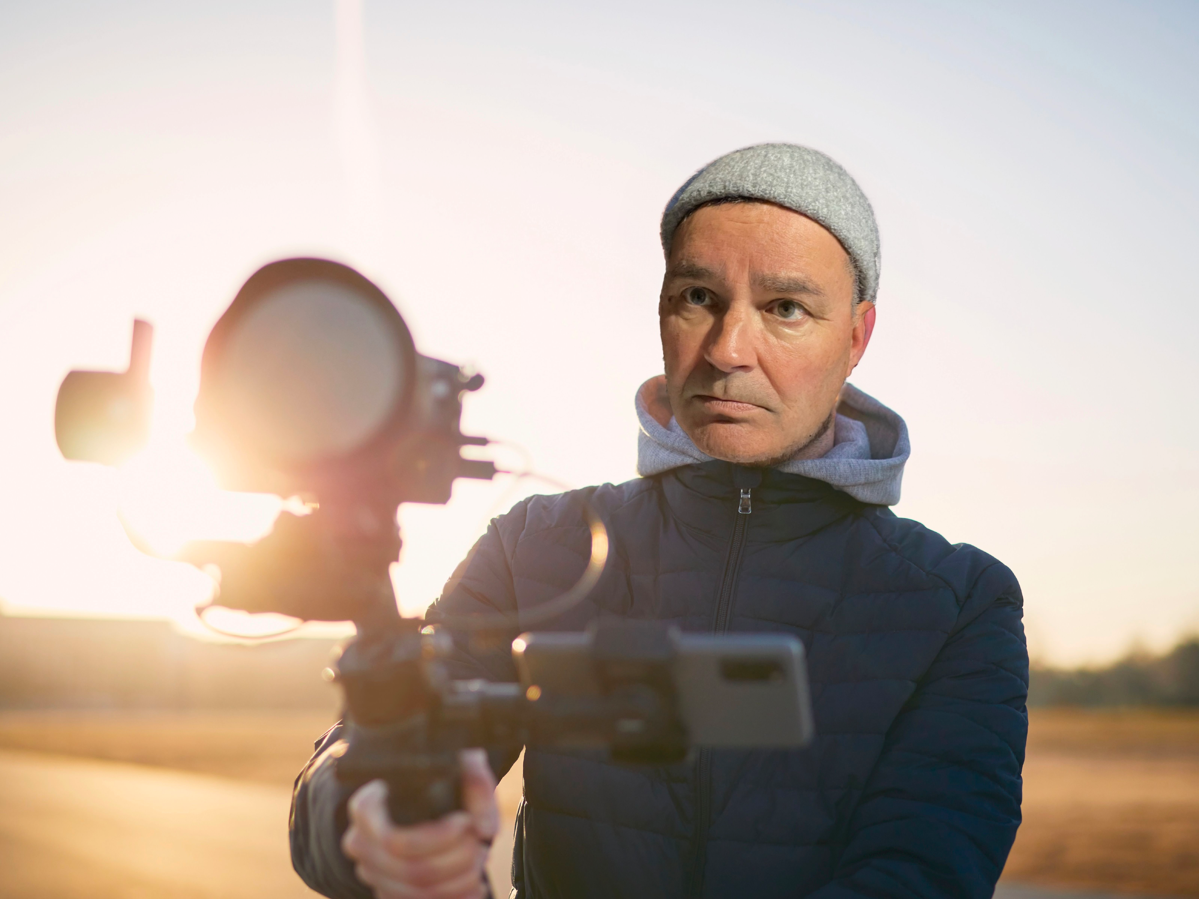 Markkinointiasiantuntija Jussi Hirvelä kuvaa laadukasta yritysvideota kevyellä kalustolla tilassa, symboloiden sisällöntuotantoa ja digimarkkinointia